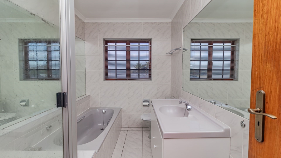4 Bedroom Property for Sale in Flamingo Vlei Western Cape